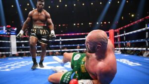 Fury vince ma finisce KO con Ngannou